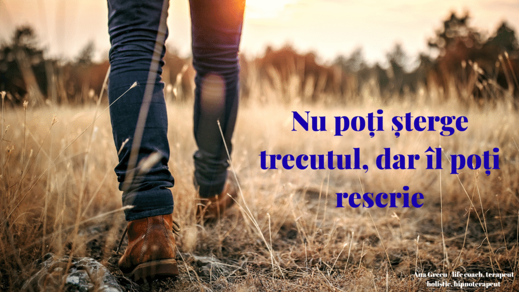 Nu poți șterge trecutul, dar îl poți rescrie
Fiecare dintre noi are răni care, chiar dacă nu se mai văd, continuă să ne influențeze viața. De multe ori reacționăm exagerat, ne blocăm în aceleași tipare sau purtăm măști invizibile care nu ne mai lasă să fim autentici. Trecutul nu poate fi șters, dar putem alege cum îl privim și ce facem cu el.
Articolul de azi vorbește despre modul în care experiențele dureroase pot deveni puncte de sprijin pentru creștere. Vei descoperi pașii prin care poți trece de la simpla conștientizare a rănilor la integrarea lor într-o poveste nouă, care îți dă forță.
Este o invitație la reflecție și la curajul de a rescrie ceea ce, până acum, părea definitiv.